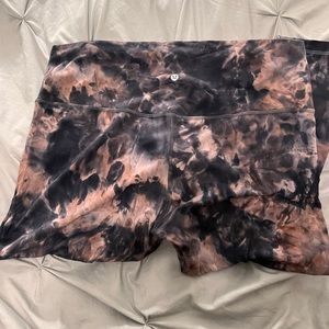 Lululemon sz 20 black&dusty pink marble align leggings. Like new w/ little wear.